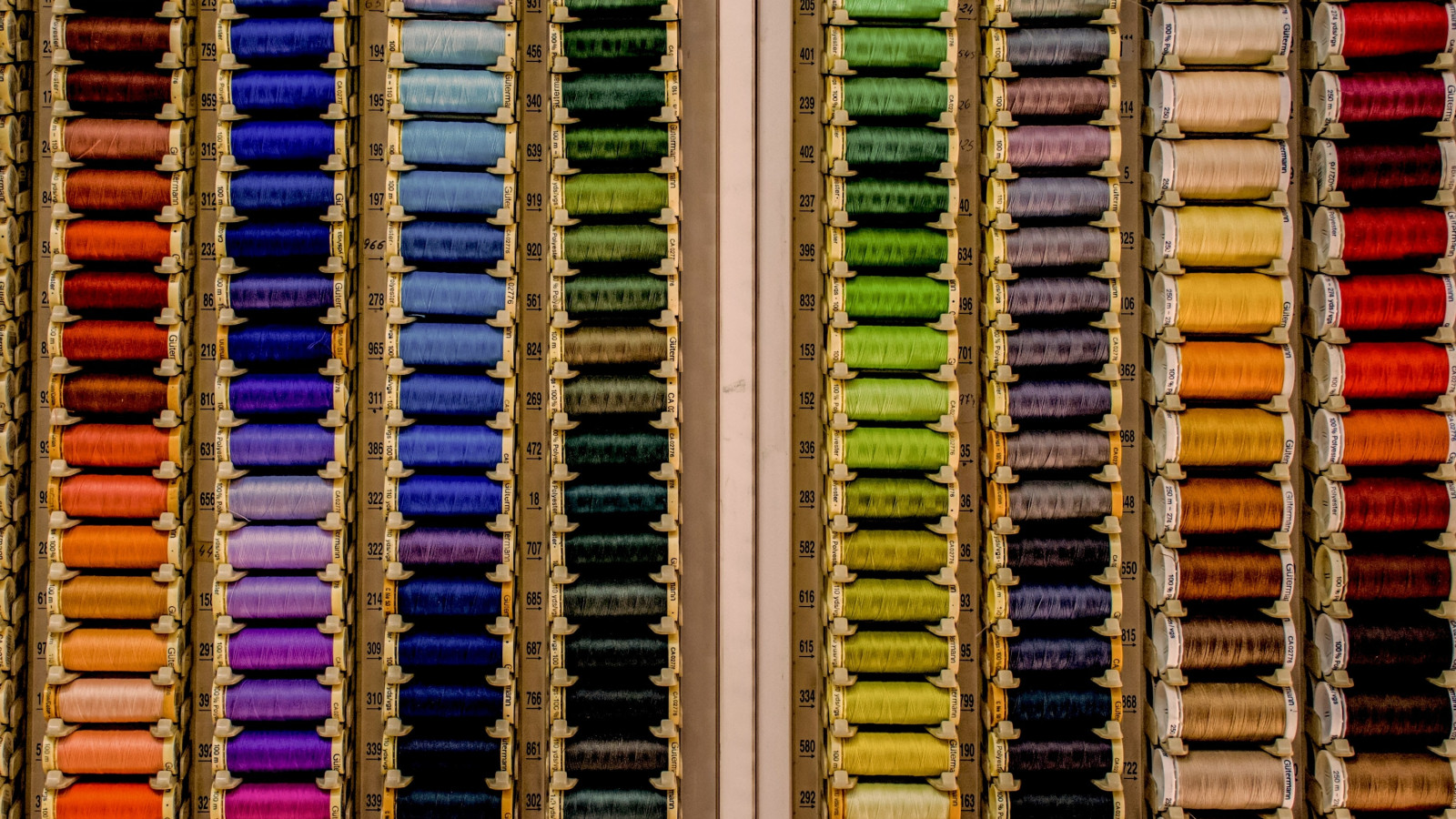 Geordnete-und-Kategorisierte-Fäden-in-verschiedener-Farbe