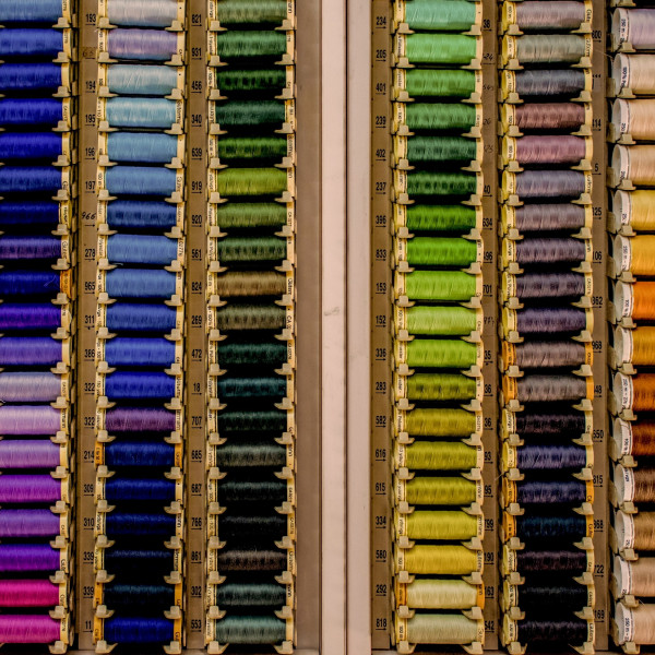 Geordnete-und-Kategorisierte-Fäden-in-verschiedener-Farbe