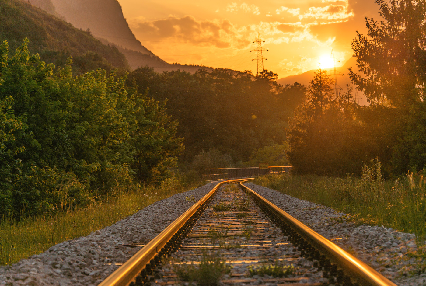 Bahnschienen-und-ein-Sonnenuntergang-im-Hintergrund