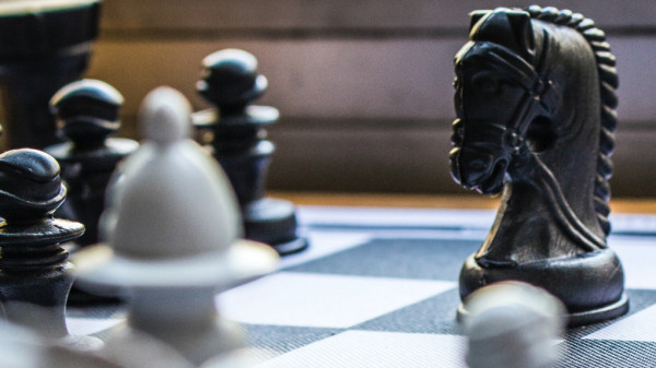 schachfiguren-auf-einem-schachbrett