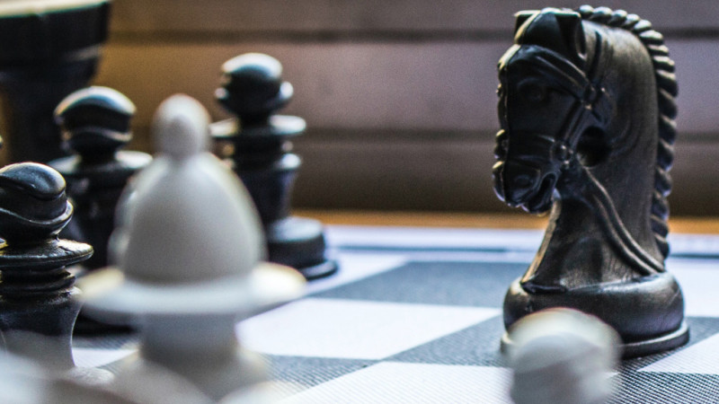 schachfiguren-auf-einem-schachbrett