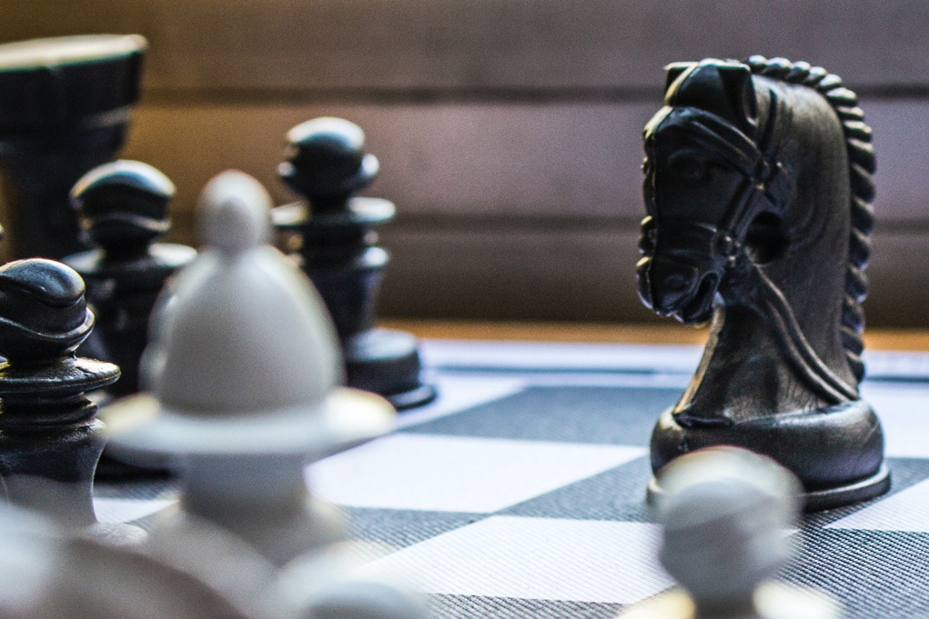 schachfiguren-auf-einem-schachbrett