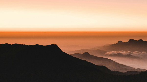 Eine bergige Landschaft vor klarem Himmel: SUTSCHE sorgt für Weitsicht in Sachen Content