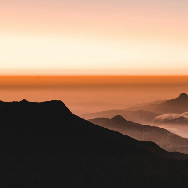 Eine bergige Landschaft vor klarem Himmel: SUTSCHE sorgt für Weitsicht in Sachen Content