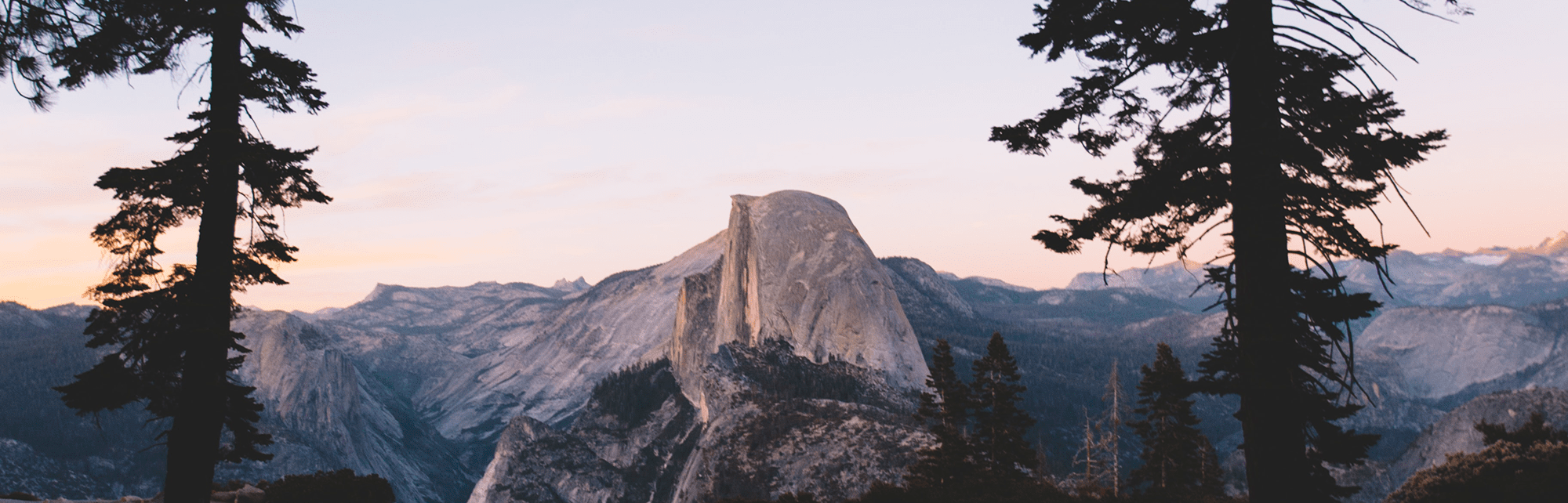 straße-in-den-bergen-zwei-bäume-an-der-seite