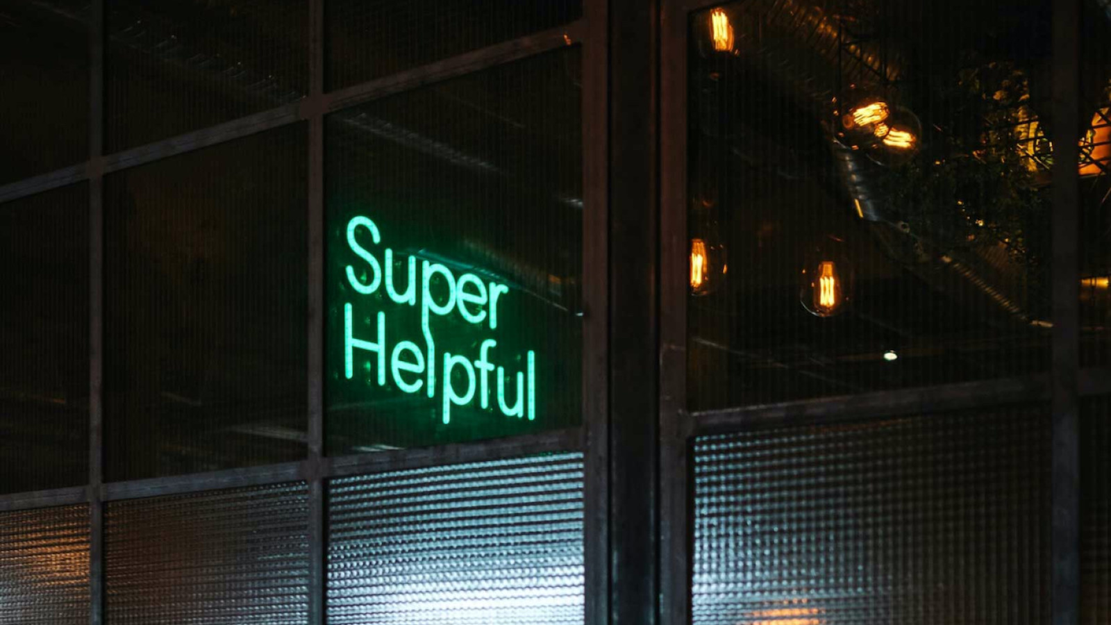 neon-leichtreklame-super-helpful-in-der-nacht