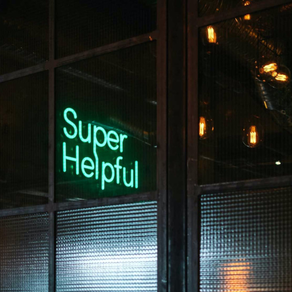 neon-leichtreklame-super-helpful-in-der-nacht