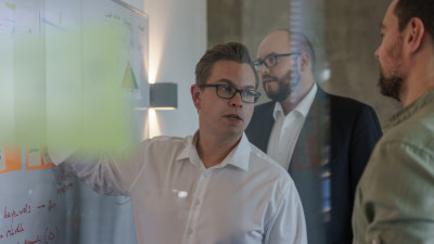 Dei Männer diskutieren über die SUTSCHE DAM Auswahl