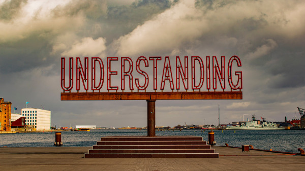 Künstlerische Montage des Wortes "Understanding" vor einem Hafen