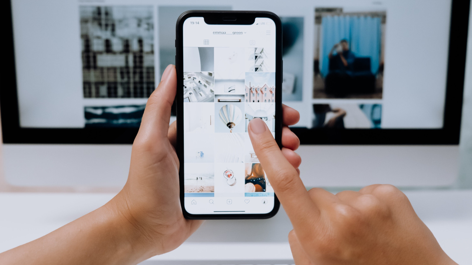 Eine Person navigiert durch eine Instagram-Bildergalerie als Sinnbild für die DAM Auswahl