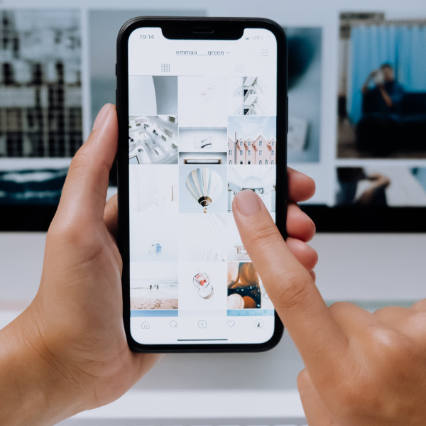 Eine Person navigiert durch eine Instagram-Bildergalerie als Sinnbild für die DAM Auswahl