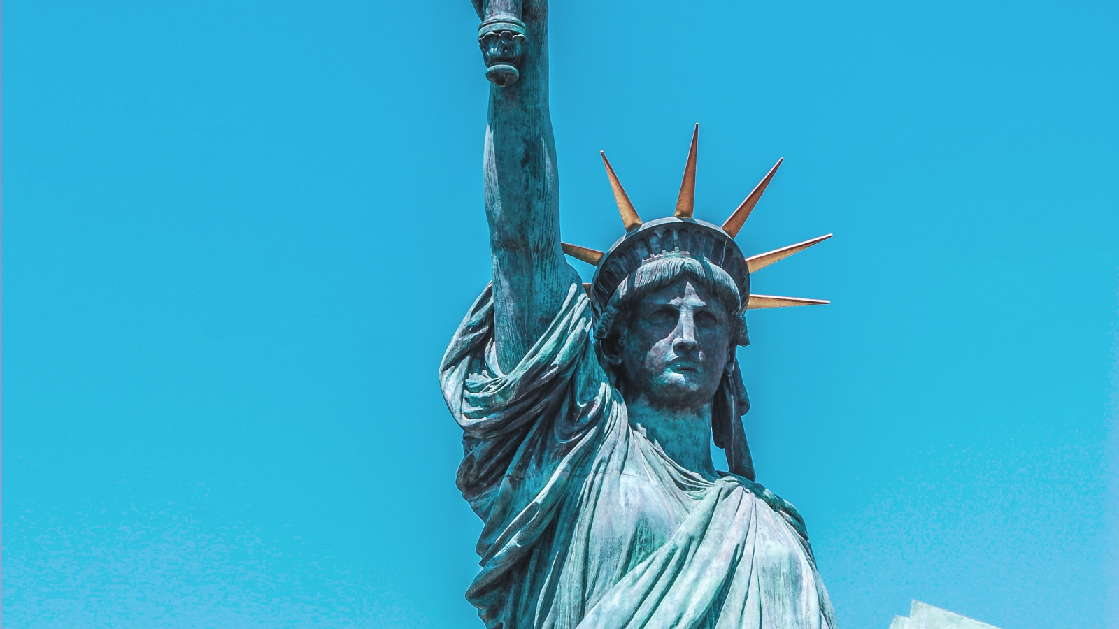 Die Freiheitsstatue der vereinigten Staaten von Amerika vor blauem Himmel