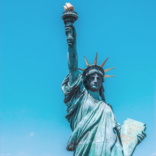 Die Freiheitsstatue der vereinigten Staaten von Amerika vor blauem Himmel