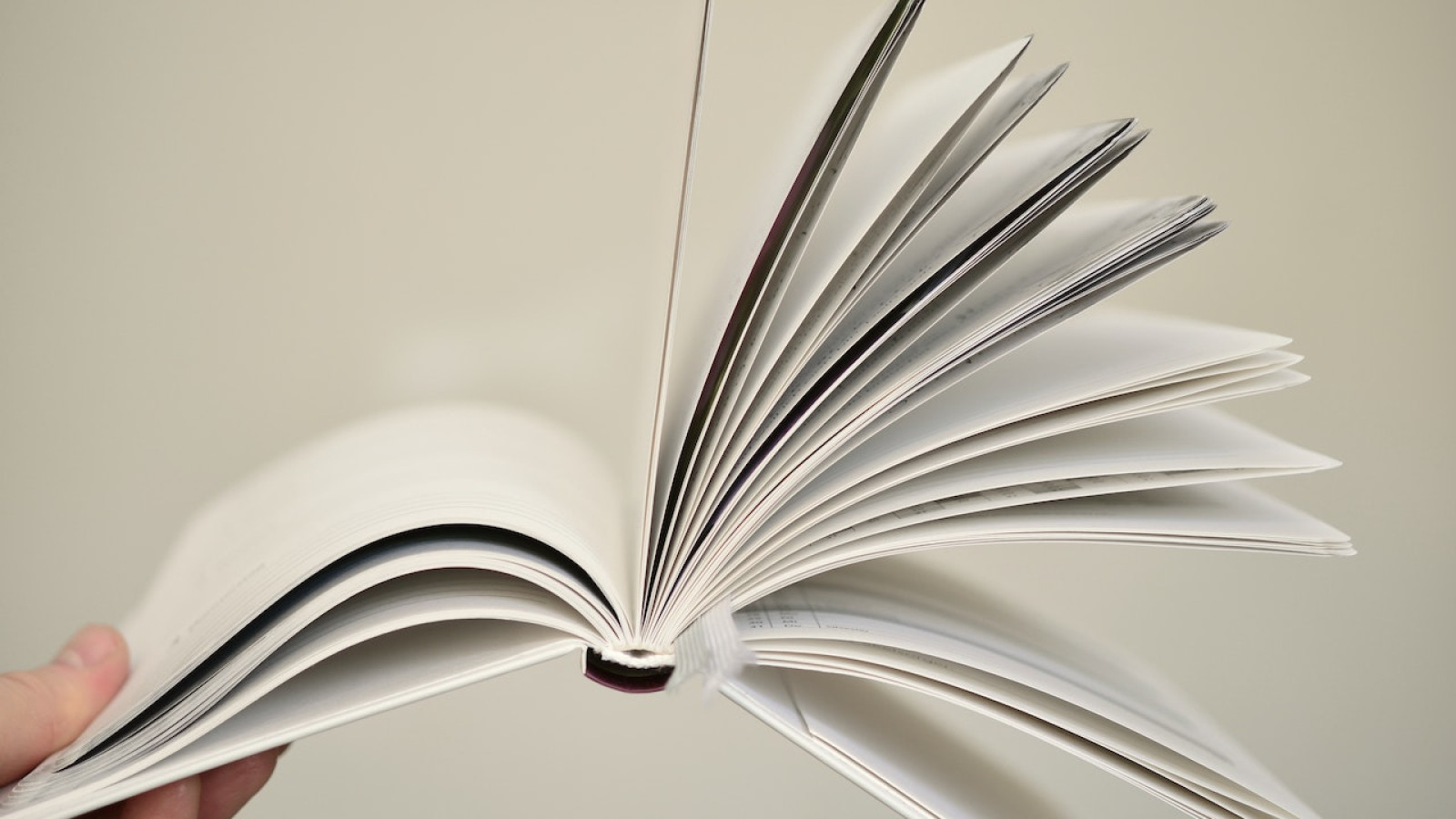 aufgeklapptes-buch-mit-flatternden-seiten