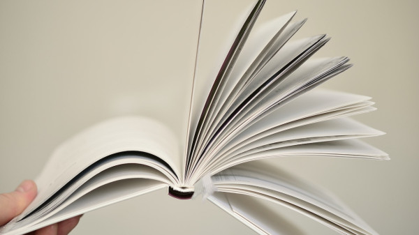 aufgeklapptes-buch-mit-flatternden-seiten