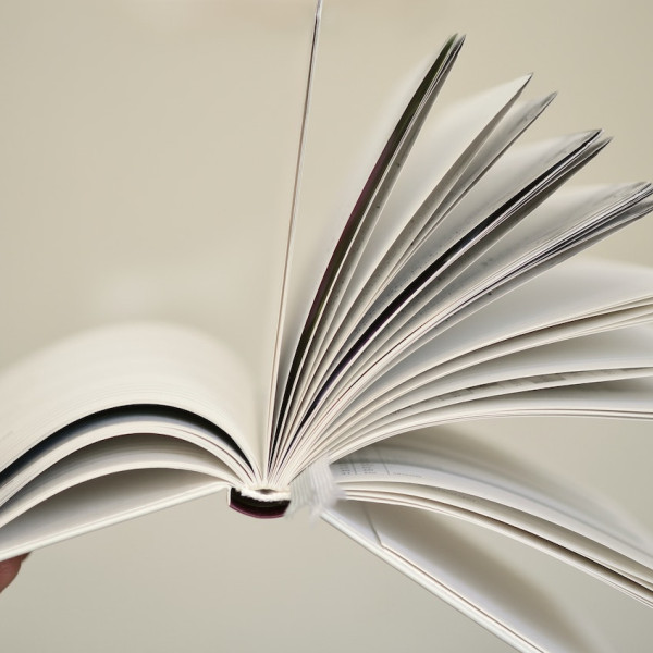 aufgeklapptes-buch-mit-flatternden-seiten