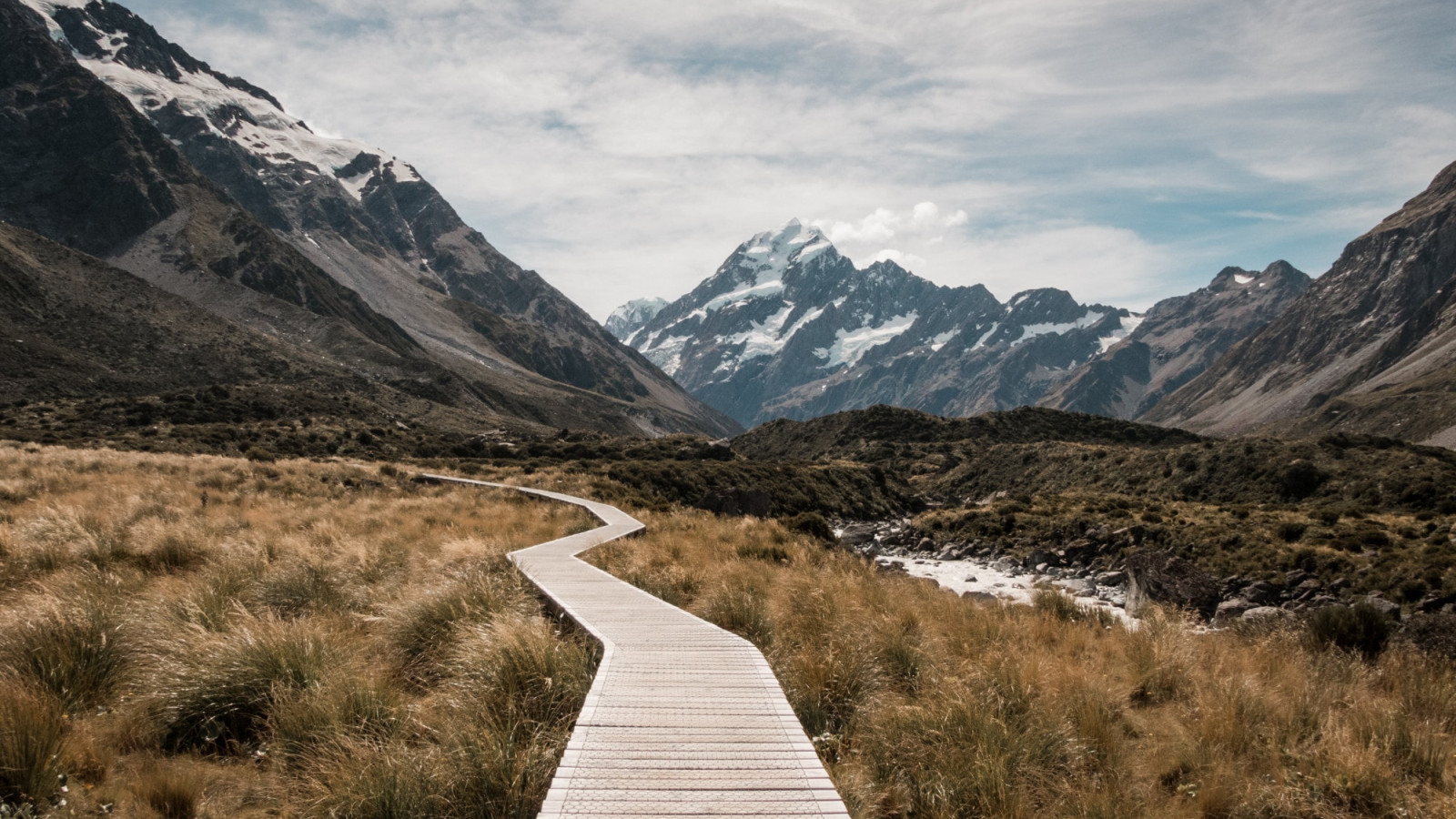 holzweg-durch-gras-und-gebirge