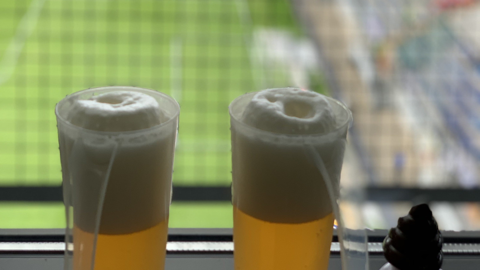 zwei-bier-vor-einem-fußballfeld