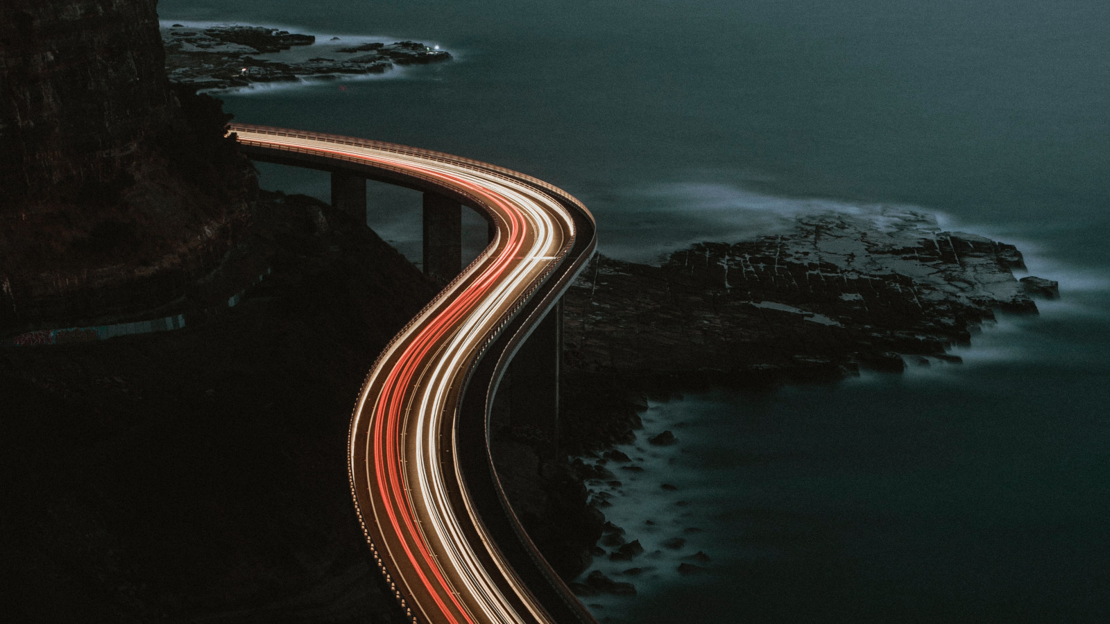 Eine Straße bei Nacht, die für den Erfolgsfaktor CMS-Auswahl steht