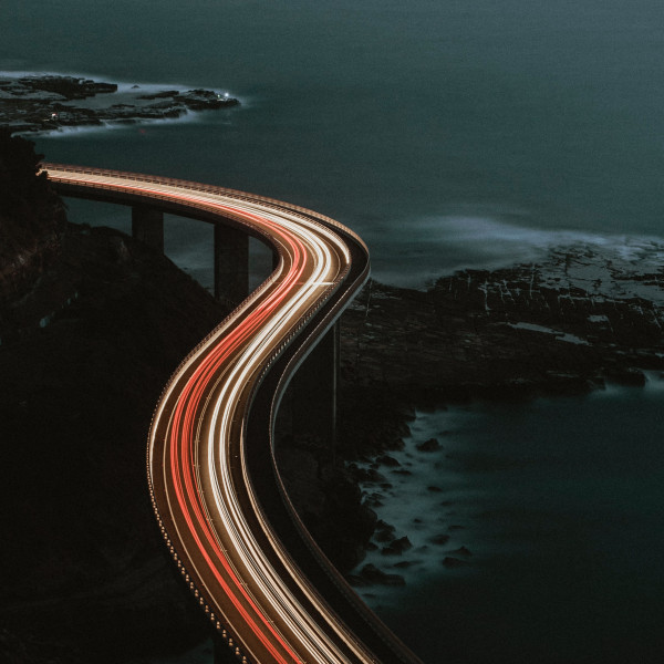 Eine Straße bei Nacht, die für den Erfolgsfaktor CMS-Auswahl steht