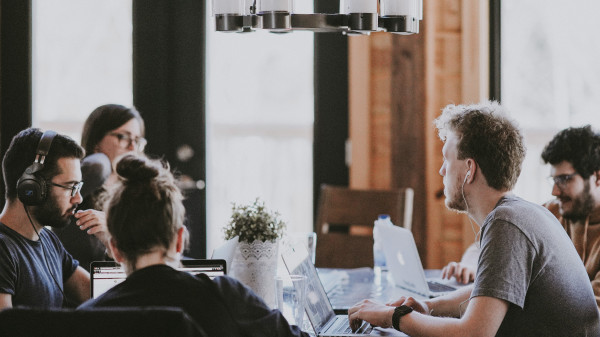 eine-gruppe-arbeitet-an-einem-tisch