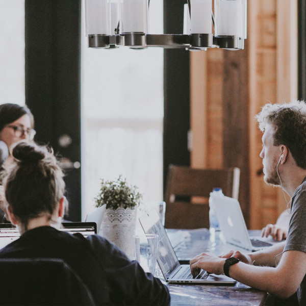 eine-gruppe-arbeitet-an-einem-tisch