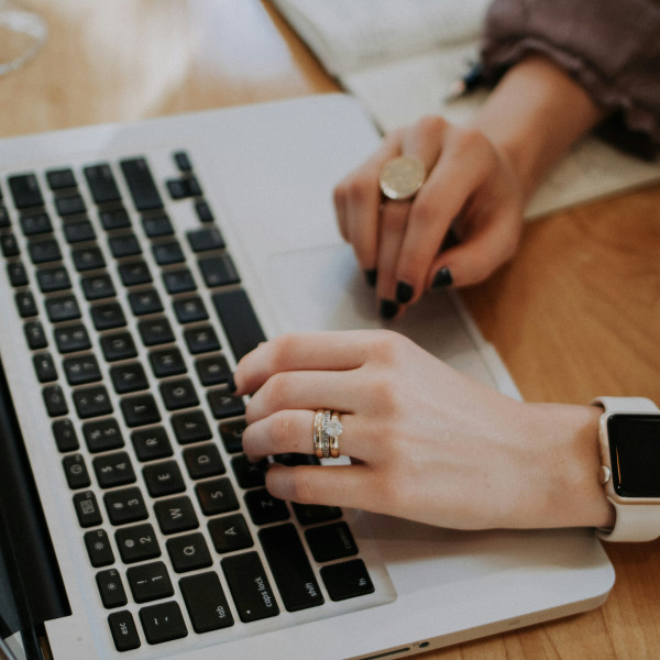 Person, die ein Macbook benutzt