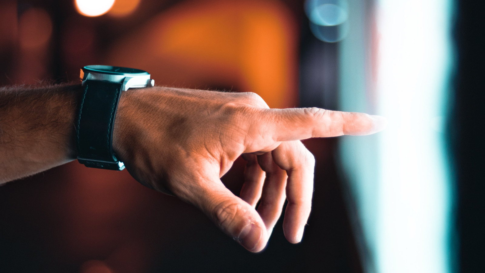 Finger tätigt eine Auswahl auf einem Bildschirm