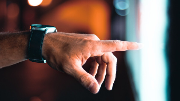 Finger tätigt eine Auswahl auf einem Bildschirm