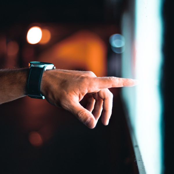 Finger tätigt eine Auswahl auf einem Bildschirm