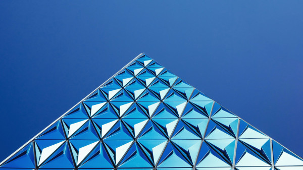 blauer-himmel-und-gläserne-formen