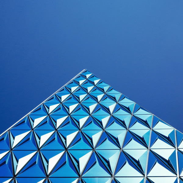 blauer-himmel-und-gläserne-formen