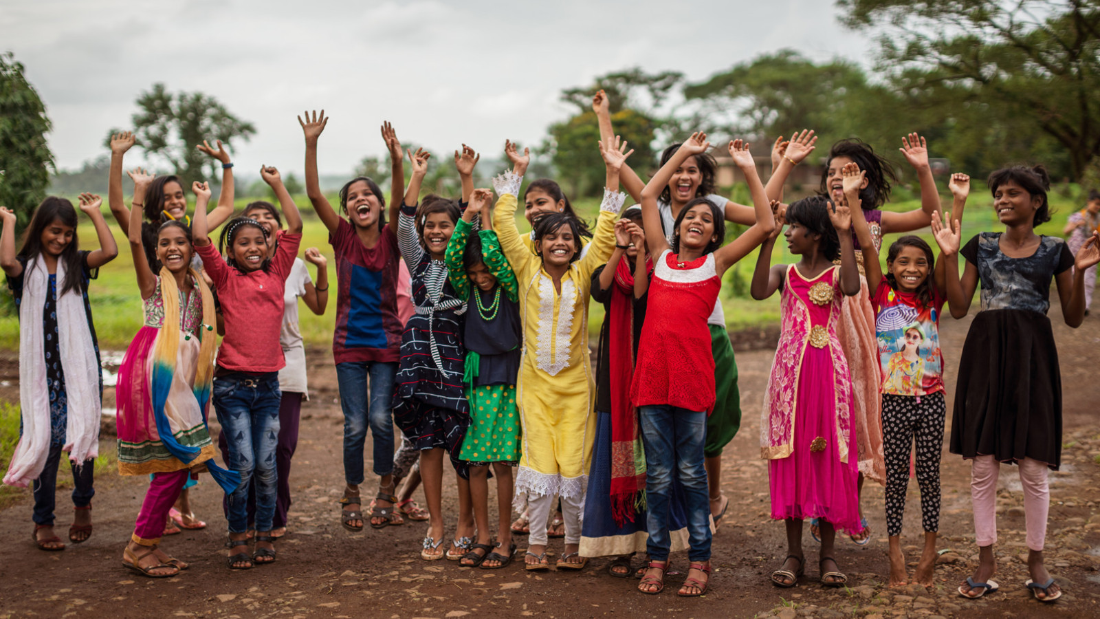 eine-gruppe-glücklicher-kinder