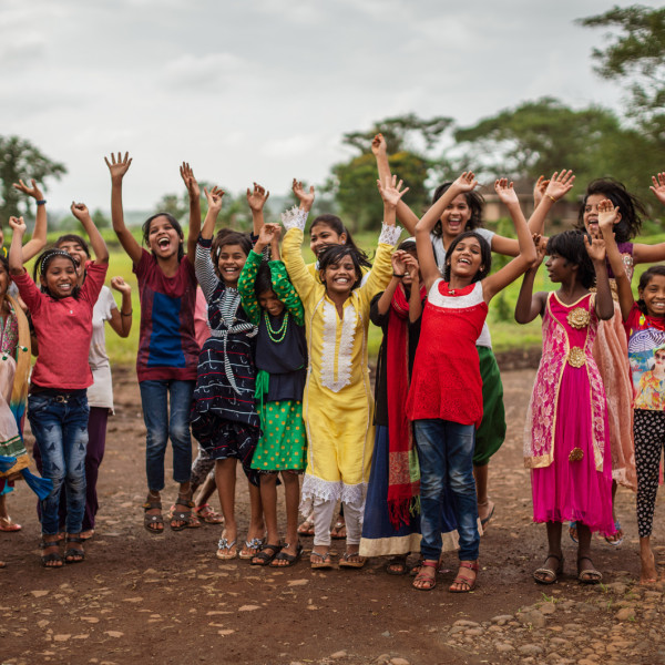 eine-gruppe-glücklicher-kinder