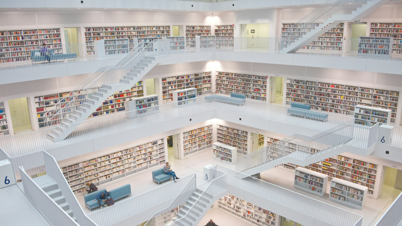 Saubere und gepflegter Content in einer Bibliothek