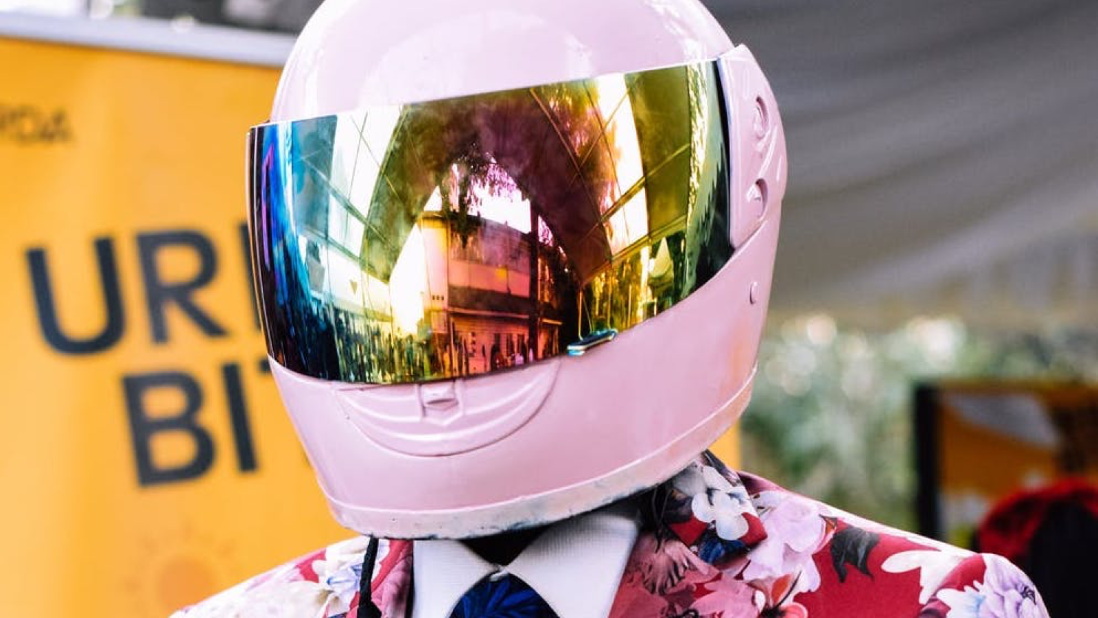 eine-person-mit-rosa-motoradhelm-in-einem-anzug