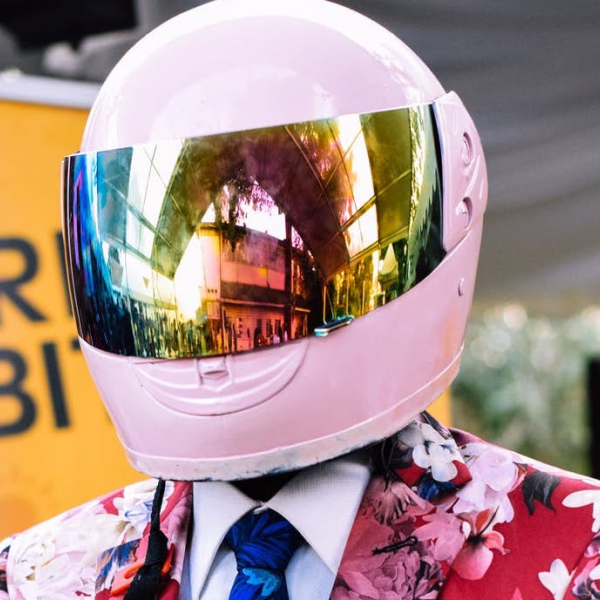 eine-person-mit-rosa-motoradhelm-in-einem-anzug