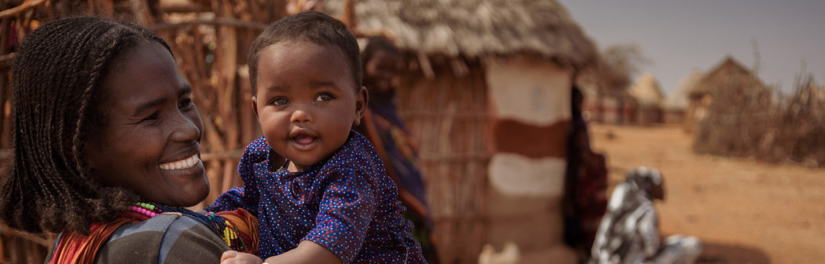 Kindernofhilfe Mitarbeiterin mit Kleinkind