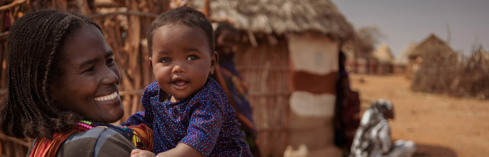 Kindernofhilfe Mitarbeiterin mit Kleinkind