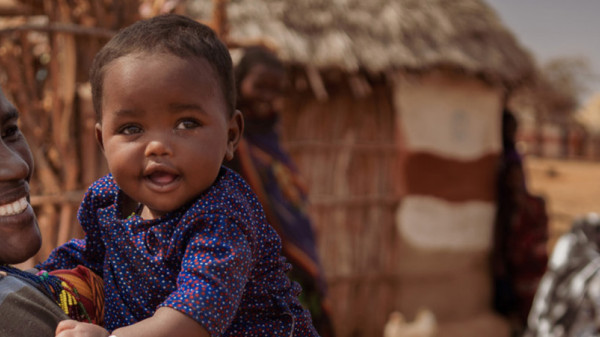 Kindernofhilfe Mitarbeiterin mit Kleinkind