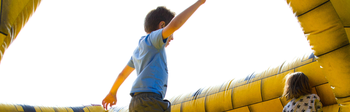 Ein Junge und ein Mädchen für die Referenz SOS Kinderdorf