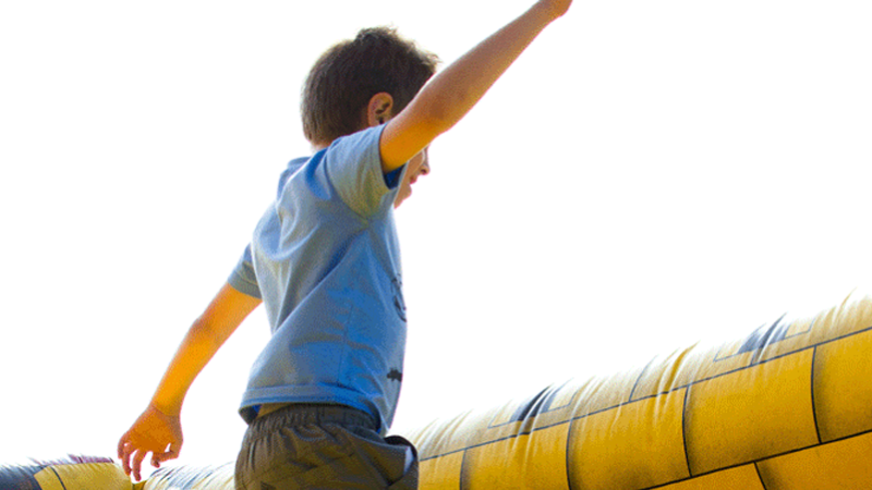 Ein Junge und ein Mädchen für die Referenz SOS Kinderdorf