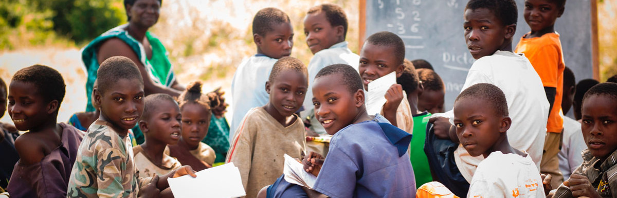 Gruppe von Kinder beim Lernen