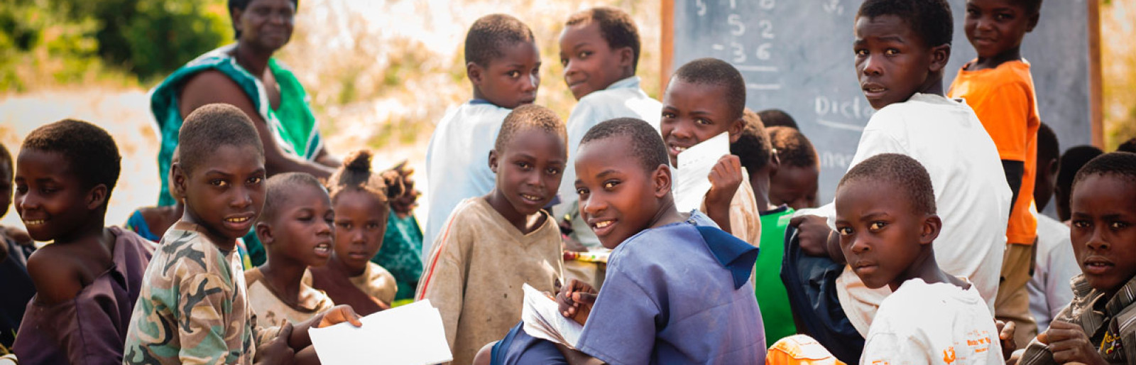 Gruppe von Kinder beim Lernen