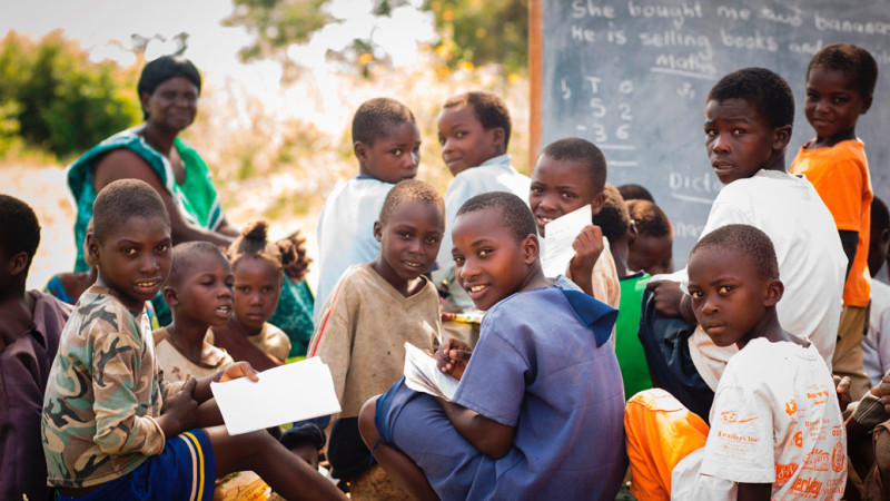 Gruppe von Kinder beim Lernen
