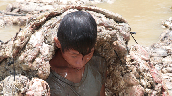 Junge arbeitet im Wasser - Referenz Banner Kindernofhilfe