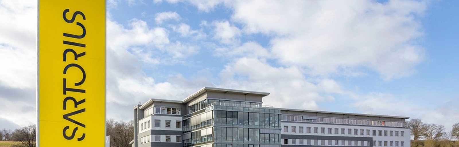Sartorius Schild vor Gebäude