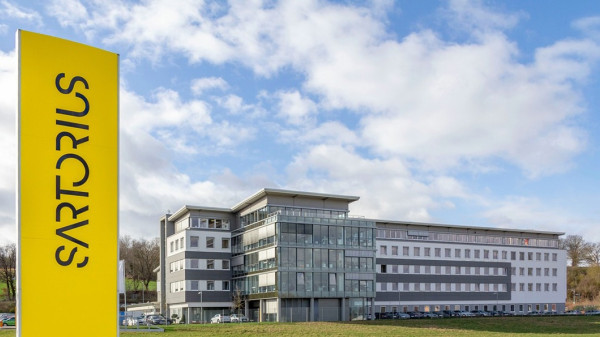 Sartorius Schild vor Gebäude