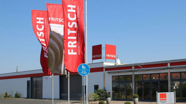FRITSCH Gebäude und Fahnen