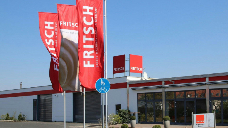 FRITSCH Gebäude und Fahnen